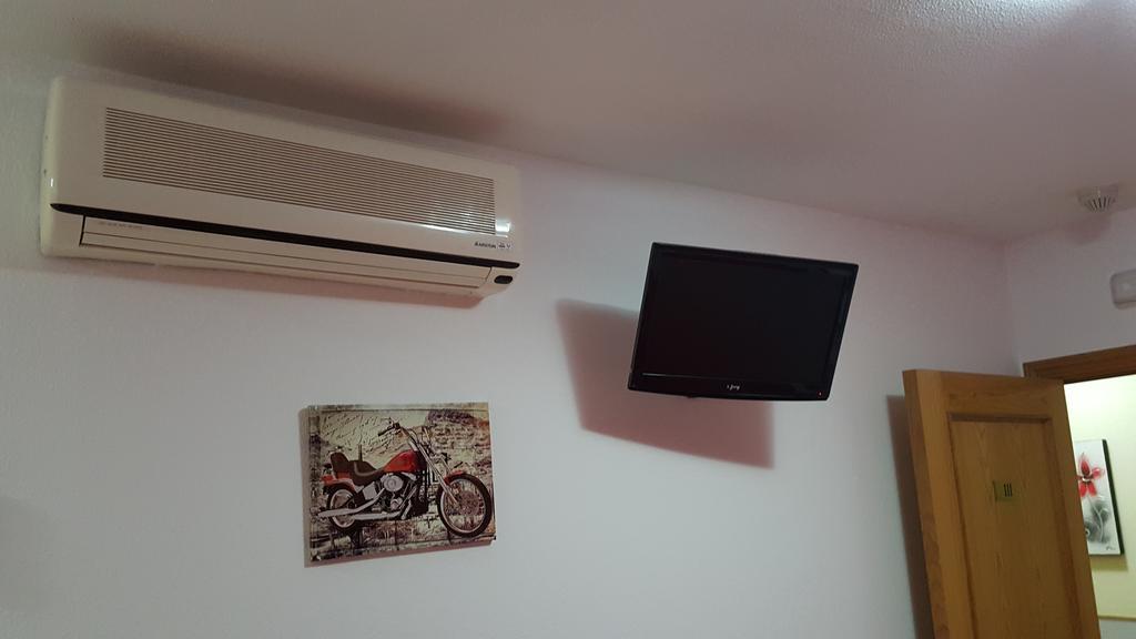 Hostal El Parque San Martín de la Vega Buitenkant foto