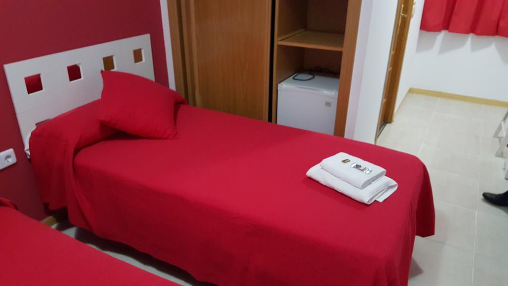 Hostal El Parque San Martín de la Vega Buitenkant foto