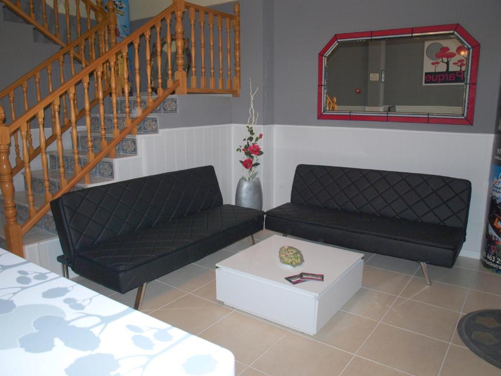 Hostal El Parque San Martín de la Vega Buitenkant foto